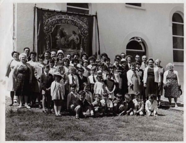 Group of people outside the Ainon Chapel