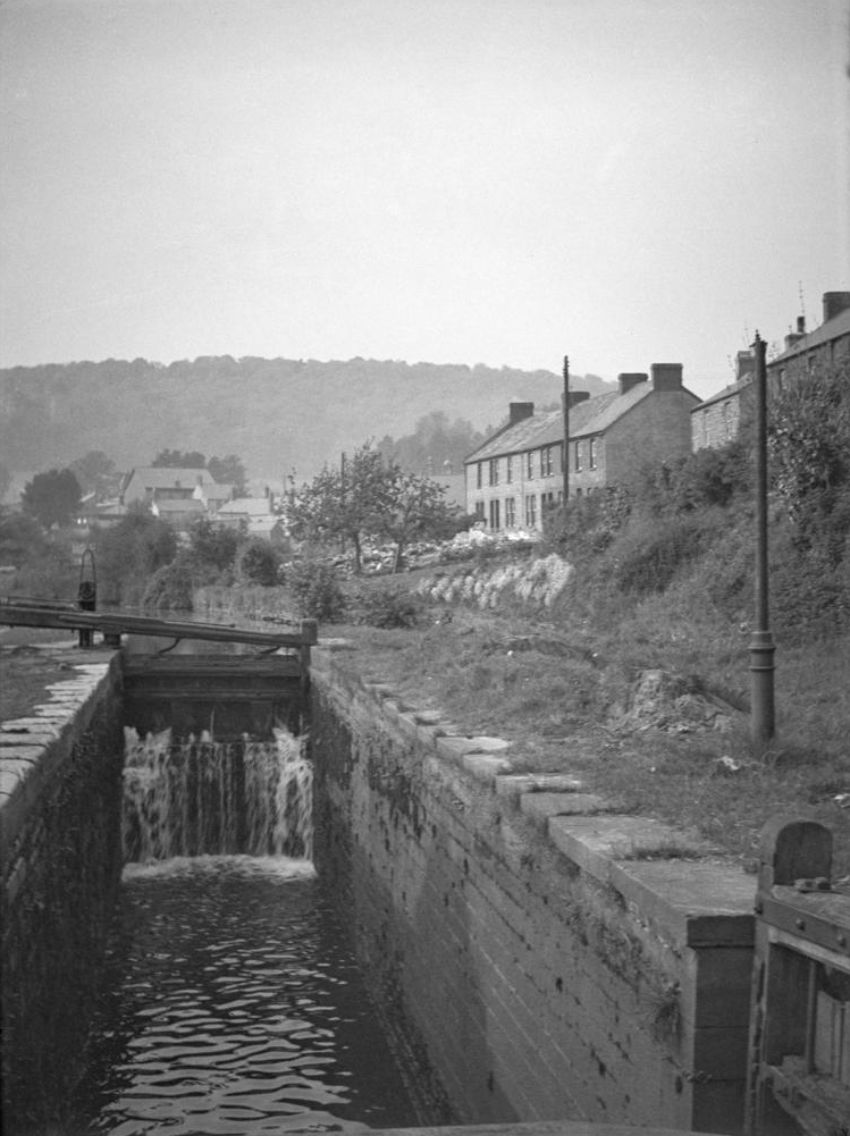 View of the Glamorganshire Canal at Tongwynlais from the early 1900s. The lock is in the foreground with houses on the right and in the distance.
