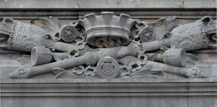 Close up view of Cardiff's City Hall that features a stone sculpture of the Villa Cardiff crest.