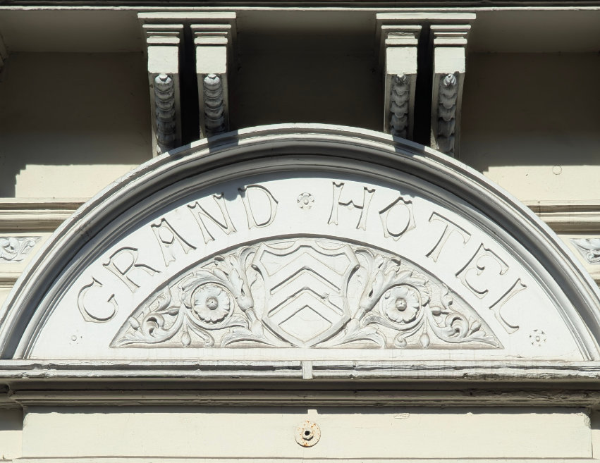 Close up photo of the entrance to the Grand Hotel in Cardiff that features the Villa Cardiff crest with several Tudor roses.